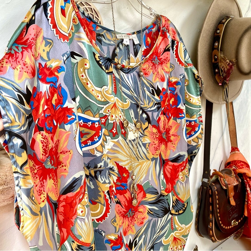 Beautiful boho blouse w paisley floral vibe resort vacay feel. - Picture 5 of 13